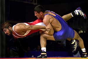 Борец Мхитар Манукян в схватке на Олимпийских Играх 2000